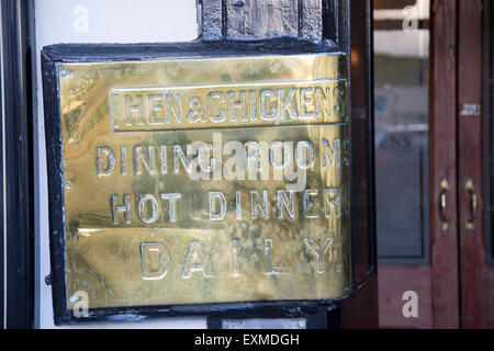 Messing-Schild für historische Henne und Hühner Pub, Abergavenny, Monmouthshire, South Wales, UK Stockfoto