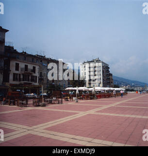 Straßencafés bin Place Saint-Nicolas in Bastia, Korsika 1980er Jahre. Straßencafés am Place Saint-Nicolas in Bastia, Korsika der 1980er Jahre. Stockfoto