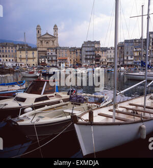 Der Hafen von Bastia Mit Sicht Auf sterben Barockkirche Saint-Jean-Baptiste, Liparische 1980er Jahre. Der Hafen von Bastia mit Blick auf die barocke Kirche Saint-Jean-Baptiste, Corsica der 1980er Jahre. Stockfoto