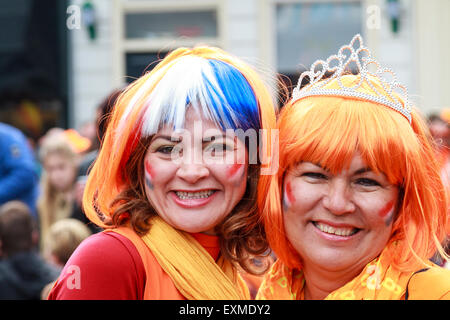 DORDRECHT, Niederlande - 27. April 2015: Frauen in Orange lachend mit aufgemalten Gesichtern auf Hollands Nationalfeiertag Könige gekleidet Stockfoto