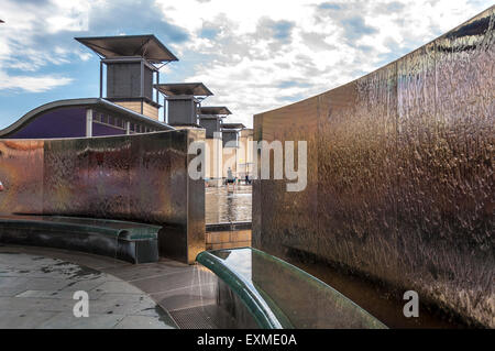 Wasserspiel-Skulptur im Millennium Square, in Bristol, England, UK Stockfoto