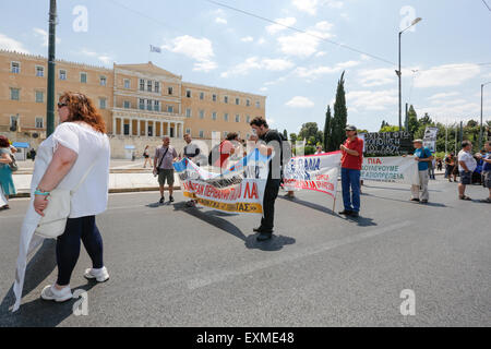 Athen, Griechenland. 15. Juli 2015. Demonstranten marschieren vorbei das griechische Parlament bei der Union gegen Sparpolitik Protest. Griechischen Gewerkschaften haben eine 24-Stunden-Streik am Tag gefordert, das griechische Parlament wird zur Abstimmung der neuen Sparmaßnahmen, die Gläubiger Griechenlands als Vorbedingung für den Beginn der Diskussion über das 3. Rettungsprogramm für Griechenland auferlegt haben. Bildnachweis: Michael Debets/Pacific Press/Alamy Live-Nachrichten Stockfoto