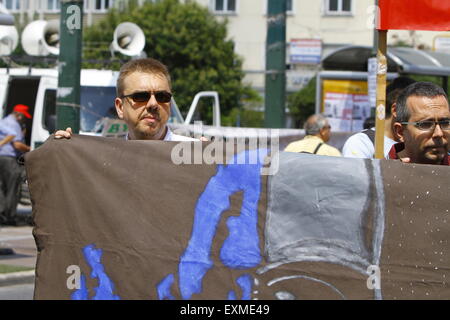 Athen, Griechenland. 15. Juli 2015. Ein Demonstrant hält eine Fahne, die ein Bild von Darth Vader drauf bei der Union gegen Sparpolitik Protest hat. Griechischen Gewerkschaften haben eine 24-Stunden-Streik am Tag gefordert, das griechische Parlament wird zur Abstimmung der neuen Sparmaßnahmen, die Gläubiger Griechenlands als Vorbedingung für den Beginn der Diskussion über das 3. Rettungsprogramm für Griechenland auferlegt haben. Bildnachweis: Michael Debets/Pacific Press/Alamy Live-Nachrichten Stockfoto