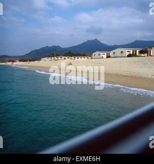 Erholung bin Strand von Algajola, Korsika, 1980er Jahre. Entspannen am Strand von Algajola, Korsika, 1980er Jahre. Stockfoto