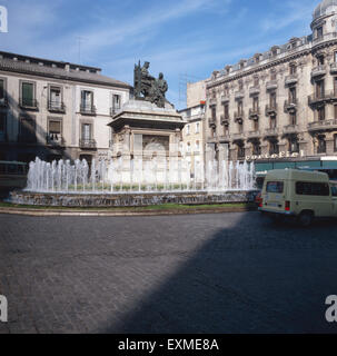 Das Isabella I. Und Columbus-Denkmal Auf der Plaza de Isabel la Católica in Granada, Andalusien, Spanien 1980er Jahre. Das Denkmal von Isabella I. und Kolumbus am Plaza de Isabel la Católica in Granada, Andalusien, Spanien der 1980er Jahre. Stockfoto