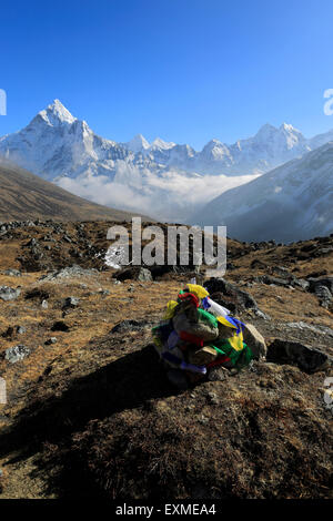 Denkmäler und Grabsteine, Kletterer und Sherpas, die gestorben sind, auf Everest, Thokla Dughla Pass, Sagarmatha Nationalpark, UNESCO Stockfoto