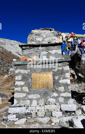 Denkmäler und Grabsteine, Kletterer und Sherpas, die gestorben sind, auf Everest, Thokla Dughla Pass, Sagarmatha Nationalpark, UNESCO Stockfoto