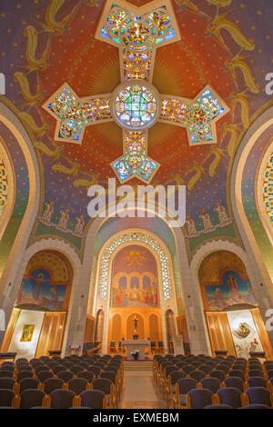 JERUSALEM, ISRAEL - 3. März 2015: Das Hauptschiff und modernen Kuppel mit dem Kreuz und Mosaik in der Kirche von St. Peter in Gallicant Stockfoto