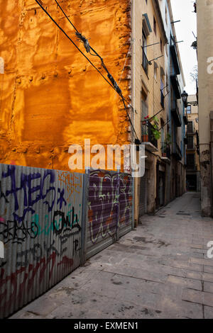 Altbau Wohnung mit orangefarbenen Fassade in Barcelona, Katalonien, Spanien Stockfoto