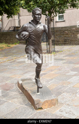 Statue von Lokalmatador Rugbyspieler, Ken Jones, Blaenavon, Torfaen, Monmouthshire, South Wales, UK Stockfoto