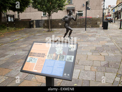 Statue von Lokalmatador Rugbyspieler, Ken Jones, Blaenavon, Torfaen, Monmouthshire, South Wales, UK Stockfoto