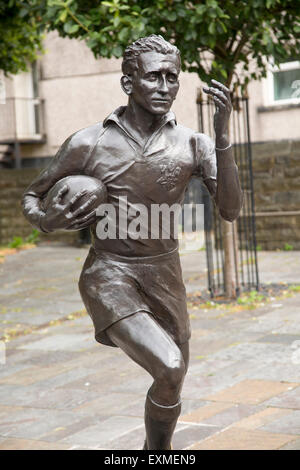 Statue von Lokalmatador Rugbyspieler, Ken Jones, Blaenavon, Torfaen, Monmouthshire, South Wales, UK Stockfoto