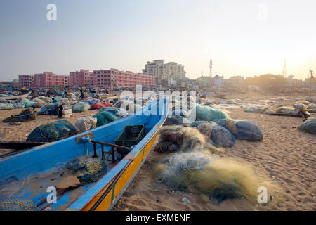 Hölzerne Fischerboote und Netze am Strand in Chennai, Indien Stockfoto