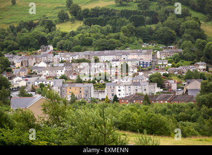 Reihenhaus wohnen am Hang, an sechs Glocken, Abertillerry, Blaenau Gwent, South Wales, UK Stockfoto