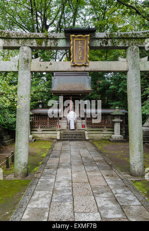 Tempelpriester in Kansai Kitano Tenmangu Schrein, Kyoto, Japan Stockfoto