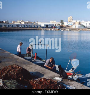 Fischer bin Hafen von Roquetas de Mar, Andalusien, Spanien 1980er Jahre. Fischer im Hafen von Roquetas de Mar, Andalusien, Spanien der 1980er Jahre. Stockfoto
