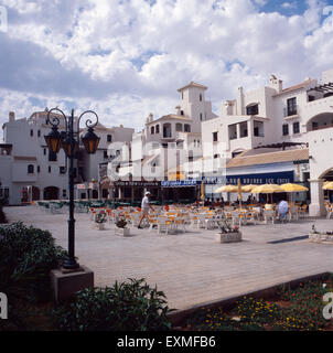 Unterwegs Im Touristenzentrum von Roquetas de Mar, Andalusien, Spanien 1980er Jahre. Auf der Straße im touristischen Zentrum von Roquetas de Mar, Andalusien, Spanien der 1980er Jahre. Stockfoto