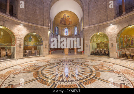 JERUSALEM, ISRAEL - 3. März 2015: Das Hauptschiff der Dormitio-Abtei mit Mosaikboden konzipiert und durchgeführt von Mauritius Stockfoto