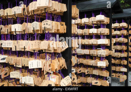 EMA hölzernen Tafeln mit Gebete und Wünsche für den Erfolg in Ausbildung, Kitano Tenmangu Schrein, Kyoto, Japan Stockfoto