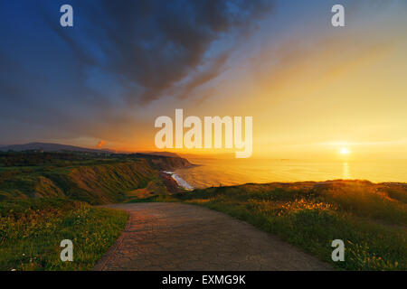 Sonnenuntergang mit dramatischer Himmel nahe Azkorri Strand in Getxo Stockfoto