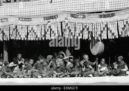 Buddhistischer Mönch spielt Musikinstrument Tibetanische Trommel, Hemis Festival, Hemis gompa, Hemis Kloster, Himalaya Kloster, Hemis, Leh, Ladakh, Jammu und Kaschmir, Union Territory, UT, Indien, Asien, altes Bild des Jahrgangs 1900 Stockfoto