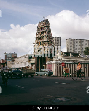 Besichtigung des Sri Mariamman Tempels in Singapur, 1980er Jahre. Besichtigung der der Sri-Mariamman-Tempel in Singapur, der 1980er Jahre. Stockfoto