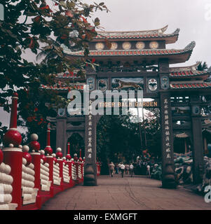 Ein Besuch der Tiger Balm Garden in Singapur, 1980er Jahre. Besichtigung der Tiger Balm Garden von Singapur, der 1980er Jahre. Stockfoto