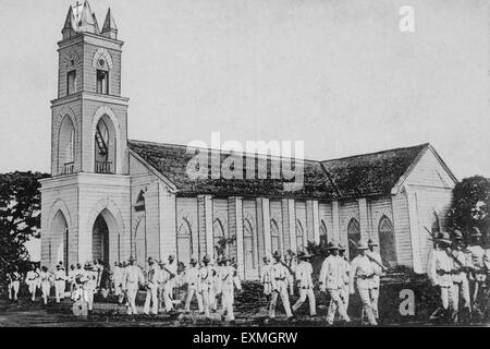 Alter Jahrgang 1900s Bild der britischen Armee an der römisch-katholischen Kirche; Ahmednagar; Maharashtra; Indien Stockfoto