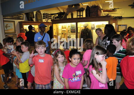 Monroe. 2. Juni 2015. In dieser Datei Foto aufgenommen am 2. Juni 2015 besuchen die Kinder der Chennault Luft- und Militärmuseum in Monroe, Louisiana, Vereinigte Staaten. Die Vereinigten Staaten und China, die zwei mächtigsten Länder der Welt kooperierte wunderbar in ihrem Kampf gegen die japanischen Aggressoren im zweiten Weltkrieg, und sie müssen zusammenarbeiten, um Frieden in der Welt im neuen Jahrhundert, Nell Calloway, Enkelin des berühmten Flying Tigers Kommandanten Leutnant General Claire Lee Chennault, sagte vor kurzem zu schützen. © Zhang Yongxing/Xinhua/Alamy Live-Nachrichten Stockfoto