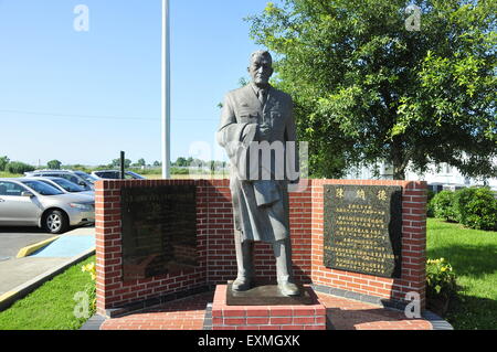 (150715)--MONROE, 15. Juli 2015 (Xinhua)--Datei Foto auf 2. Juni 2015 zeigt die Statue der Flying Tigers Kommandant Lieutenant General Claire Lee Chennault vor dem Tor der Chennault Luftfahrt und Militär-Museum in Monroe, Louisiana, Vereinigte Staaten. Die Vereinigten Staaten und China, die zwei mächtigsten Länder der Welt kooperierte wunderbar in ihrem Kampf gegen die japanischen Aggressoren im zweiten Weltkrieg, und sie müssen arbeiten zusammen um Frieden in der Welt im neuen Jahrhundert zu schützen, sagte Nell Calloway, Enkelin des berühmten Flying Tigers Kommandanten Leutnant General Claire Lee Chennault, Stockfoto