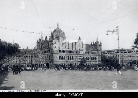 Victoria Terminus, VT, CST, Chhatrapati Shivaji Terminus, Chhatrapati Shivaji Maharaj Terminus, Straßenbahn, Pferdewagen, historischer Terminal-Bahnhof, UNESCO-Weltkulturerbe, Bombay, Mumbai, Maharashtra, Indien, Asien, alter Jahrgang 1900s Bild Stockfoto