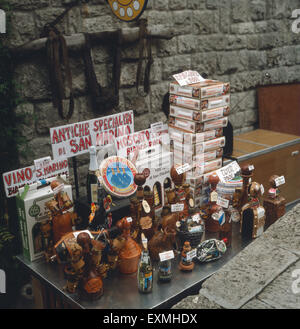 Ein Souvenirladen in San Marino, Republik San Marino 1980er Jahre. Ein Souvenir-Shop von San Marino, Republik San Marino der 1980er Jahre. Stockfoto