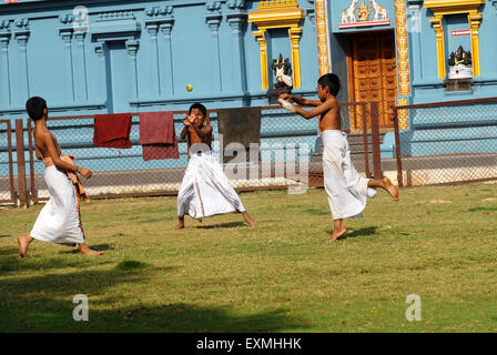 Jungen spielen Cricket, Tempelplatz, New Bombay, Navi Mumbai, Bombay, Mumbai, Maharashtra, Indien, Asien Stockfoto