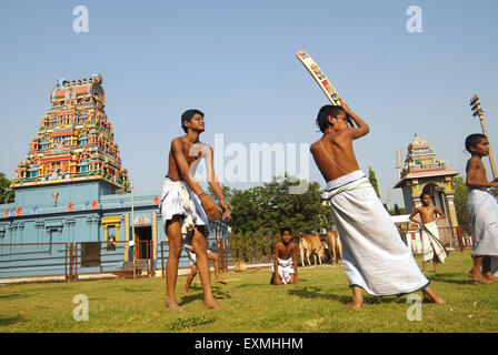 Jungen spielen Cricket, Tempelplatz, New Bombay, Navi Mumbai, Bombay, Mumbai, Maharashtra, Indien, Asien Stockfoto