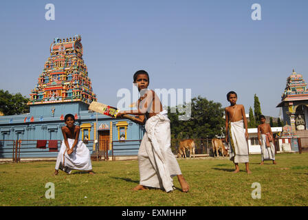 Jungen spielen Cricket, Tempelplatz, New Bombay, Navi Mumbai, Bombay, Mumbai, Maharashtra, Indien, Asien Stockfoto