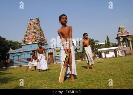 Jungen spielen Cricket, Tempelplatz, New Bombay, Navi Mumbai, Bombay, Mumbai, Maharashtra, Indien, Asien Stockfoto