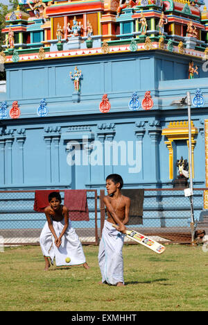 Jungen spielen Cricket, Tempelplatz, New Bombay, Navi Mumbai, Bombay, Mumbai, Maharashtra, Indien, Asien Stockfoto