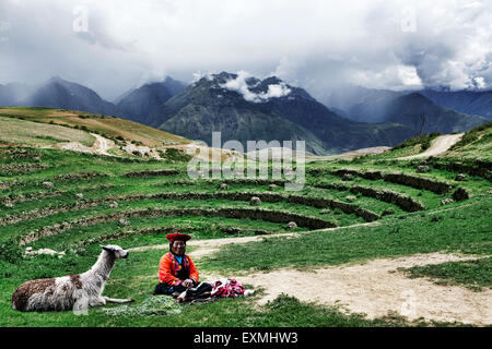 Native Frau verkaufen Kunsthandwerk in Moray landwirtschaftlichen Experiment Station in Peru, Südamerika. Stockfoto