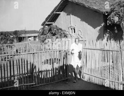 Mahatma Gandhi vor seiner Hütte im Sevagram Ashram; 1941 NICHT HERR Stockfoto