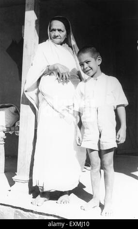 Kasturba Gandhi mit Enkel Kahandas Kanaa, Mahatma Gandhi Ehefrau, Sohn von Ramdas, Sevagram Ashram, Sewagram, Wardha, Nagpur, Maharashtra, 1940, Indien, Asien, alter Jahrgang 1900s Bild Stockfoto