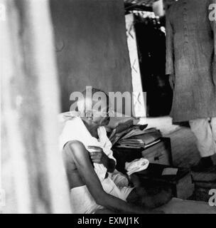 Mahatma Gandhi in seiner Hütte im Sevagram Ashram; 1938 NICHT HERR Stockfoto