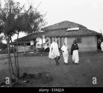 Mahatma Gandhi und Kasturba Gandhi wandern mit Sharda behn vor dem Büro Hütte am Sevagram Ashram in Indien Stockfoto