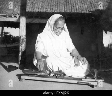 Kasturba Gandhi dreht sich auf Kisan Spinning Wheel, Mahatma Gandhi Ehefrau, Sevagram Ashram, Sewagram, Wardha, Nagpur, Maharashtra, 1940, Indien, Asien, Altes Vintage 1900s Bild Stockfoto