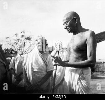 Kasturba Gandhi und Mahatma Gandhi bei Sewagram Ashram; 1942; mit Ashramit Premabehn Kantak; Indien Stockfoto