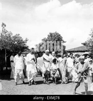 Mahatma Gandhi begleitet Journalist Shailendra Chatterjee Pyarelal Nayar Abha Gandhi Schwester Vinabehn Patel Ashram Stockfoto