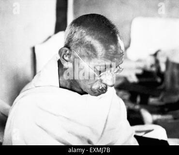 Mahatma Gandhi in seiner Hütte im Sevagram Ashram; 1944 NICHT HERR Stockfoto