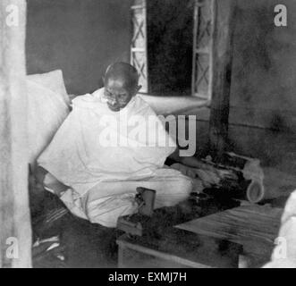 Mahatma Gandhi Spinnen in seiner Hütte im Sevagram Ashram; 1939 KEINE HERR Stockfoto