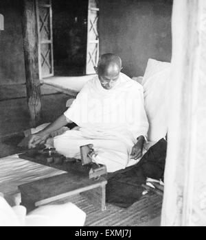 Mahatma Gandhi Spinnen in seiner Hütte im Sevagram Ashram; 1939 KEINE HERR Stockfoto