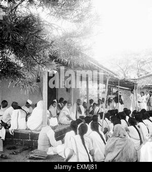 Mahatma Gandhi und Kasturba Gandhi reden, Mädchen von Mahila Ashram Anlass Rantia Jayanti Mahatma Gandhi Hütte Sevagram Ashram Stockfoto