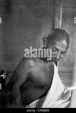 Mahatma Gandhi in seiner Hütte im Sevagram Ashram; 1939 KEINE HERR Stockfoto